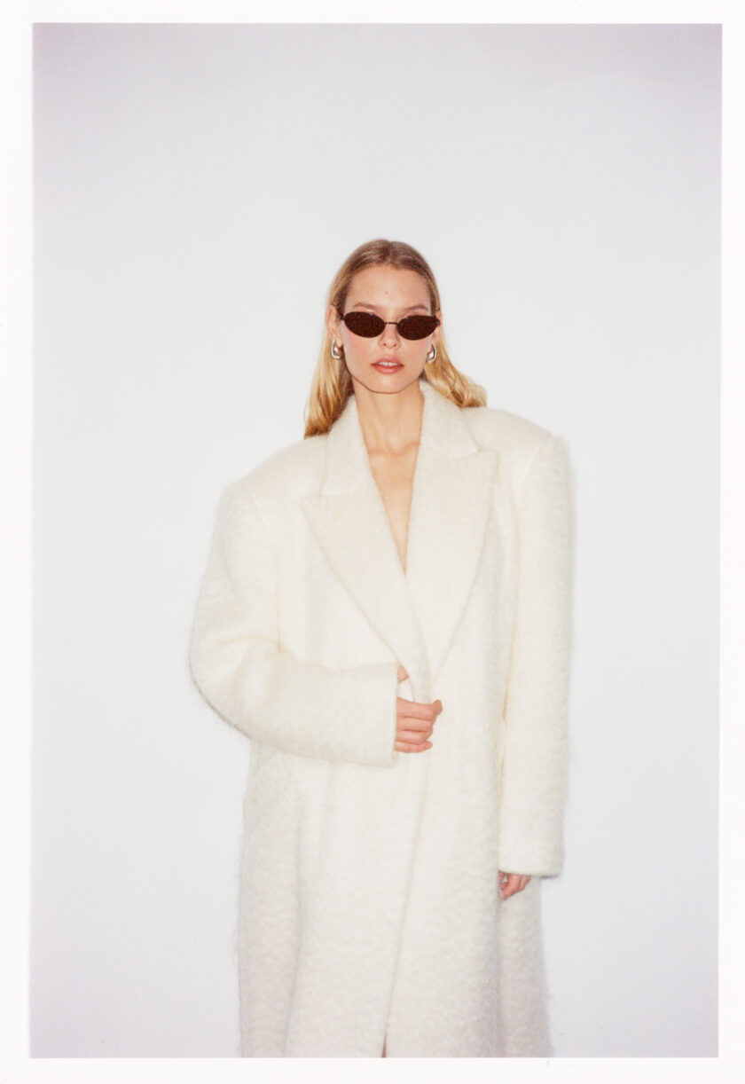 Henri White Coat Limited Edition Monday Artwork Ida Héritier maxi long coat mohair premium quality długi moherowy ciepły płaszcz o męskim kroju